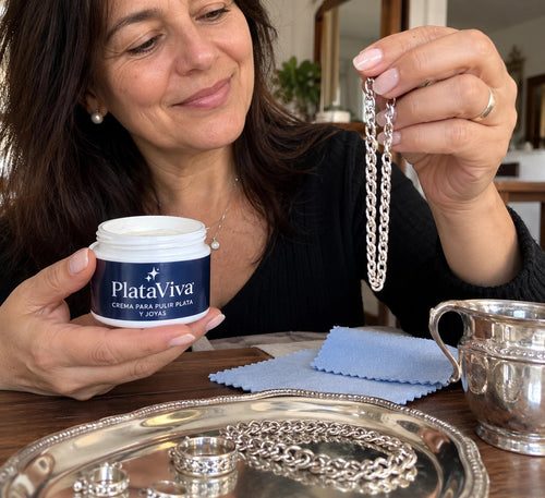 Mujer con PlataViva y una cadena de plata